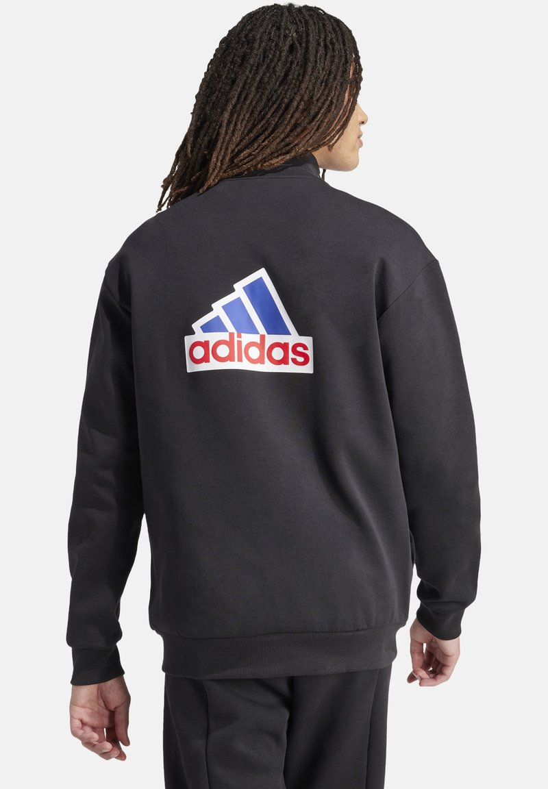 Zwarte sweatshirt met hoge kraag, voorzien van een groot, multicolored Adidas-logo op de achterkant. Gemaakt van zacht, gestructureerd materiaal.