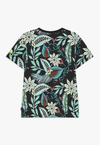 Camiseta de manga corta negra con un colorido patrón floral y de hojas en tonos turquesa, rojo y verde. Tela de algodón suave.