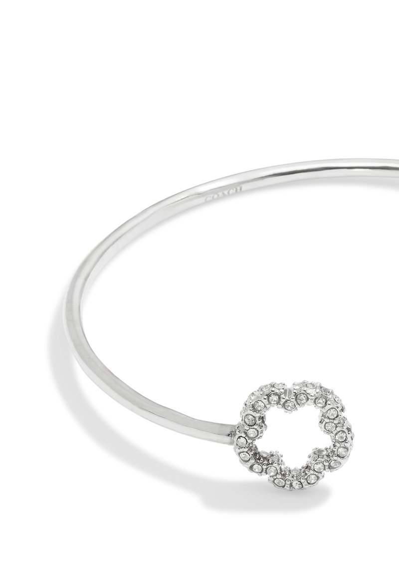 Pulsera de bangles de plata con un cierre circular que presenta un conjunto de pequeñas piedras de imitación redondas en un patrón floral. Acabado suave y pulido.