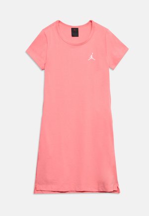 Rosa kortermet hverdagskjole med rund hals og liten hvit Jumpman-logo på venstre bryst.