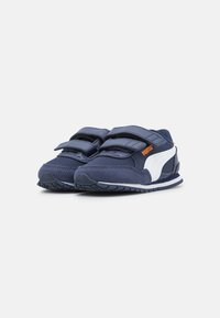 Scarpe sportive blu navy con dettagli bianchi, chiusura a velcro e tomaia in tessuto strutturato. Presentano una suola in gomma con motivi di battistrada visibili.