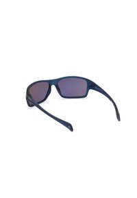 Námořnické sluneční brýle s hladkým plastovým rámem, tmavě zabarvenými skly a elegantními, zakřivenými stranami pro pohodlí a přizpůsobení.