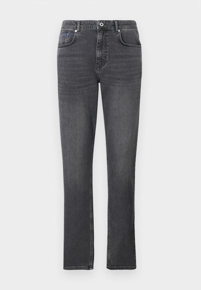 Jean en denim gris avec une coupe droite, style cinq poches et des détails de surpiqûre subtils. Le tissu a une texture lisse.