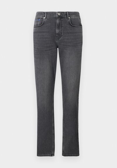 Jean en denim gris avec une coupe droite, style cinq poches et des détails de surpiqûre subtils. Le tissu a une texture lisse.