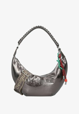 Metallisch silberne, halbmondförmige Handtasche mit gerafftem Riemen, "Desigual"-Logo, dickem verstellbarem Stoffriemen und roten sowie grünen dekorativen Quasten.