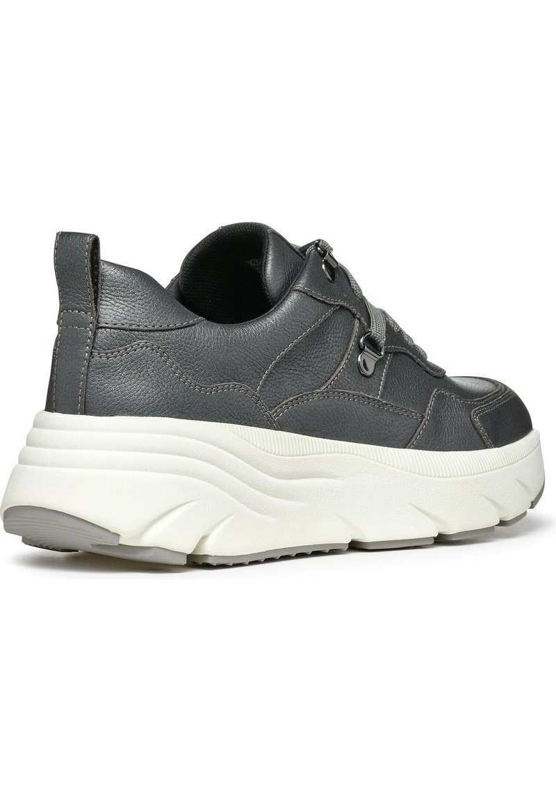 Baskets en cuir gris foncé avec une semelle blanche épaisse, une surface texturée et des accents lisses. Elles possèdent des lacets et une languette à l'arrière.
