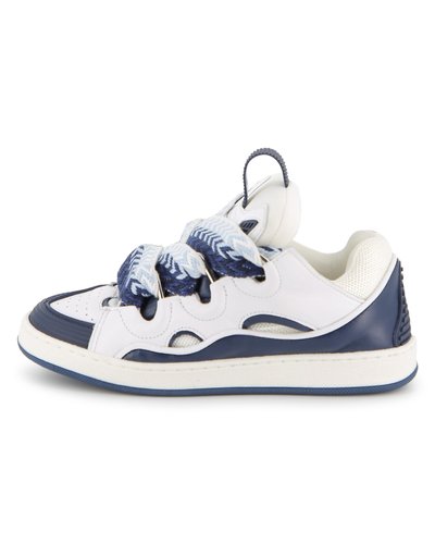 Λευκό και ναυτικό χαμηλό πάνινο παπούτσι με υφή στο καουτσούκ της σόλας, τρυπητές λεπτομέρειες και μοναδικά υφασμένα κορδόνια σε αποχρώσεις του μπλε.