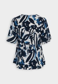 Blusa floral con una paleta de colores en azul marino y blanco, mangas cortas, cuello redondo y un corte holgado con una silueta peplum.
