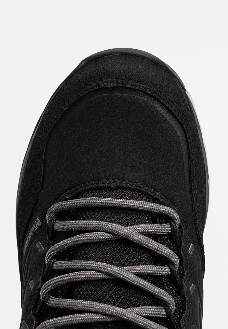 Czarne sneakersy z teksturowaną cholewką, szarymi sznurówkami i wzmocnioną noskiem. Oferują solidny design odpowiedni do różnych aktywności.