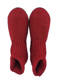 Rote filzene Hausschuhe mit einem gerippten Strickbund. Runde Zehenform und weiche Textur, mit einem schlichten Design ohne sichtbare Hardware oder Akzente.