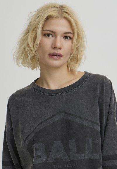 Sweat-shirt surdimensionné gris foncé en coton doux, avec un grand logo imprimé et un col décontracté. Tissu texturé avec un aspect vintage.