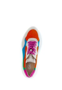 Mehrfarbiger Sneaker aus orangefarbenem, blauem und grünem Wildleder mit rosa Schnürsenkeln. Verfügt über eine weiße Gummisohle und eine strukturierte, gepolsterte Zunge.