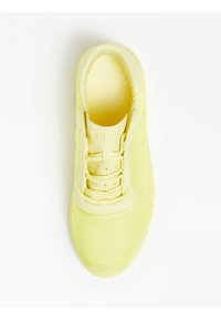 Baskets jaune citron avec une tige en mesh texturé, lacets élastiques et col rembourré. Comprend un logo en relief sur la languette et une semelle intérieure coussinée.