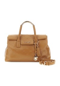 Kožená kabelka v barvě tan s zlatými držadly, embosovaným vzorem, předním klopovým zapínáním, přívěskem s logem a odnímatelným ramenním popruhem, který je vedle ní.