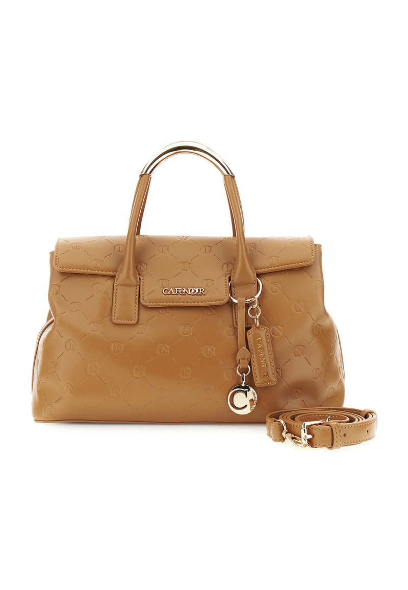 Kožená kabelka v barvě tan s zlatými držadly, embosovaným vzorem, předním klopovým zapínáním, přívěskem s logem a odnímatelným ramenním popruhem, který je vedle ní.