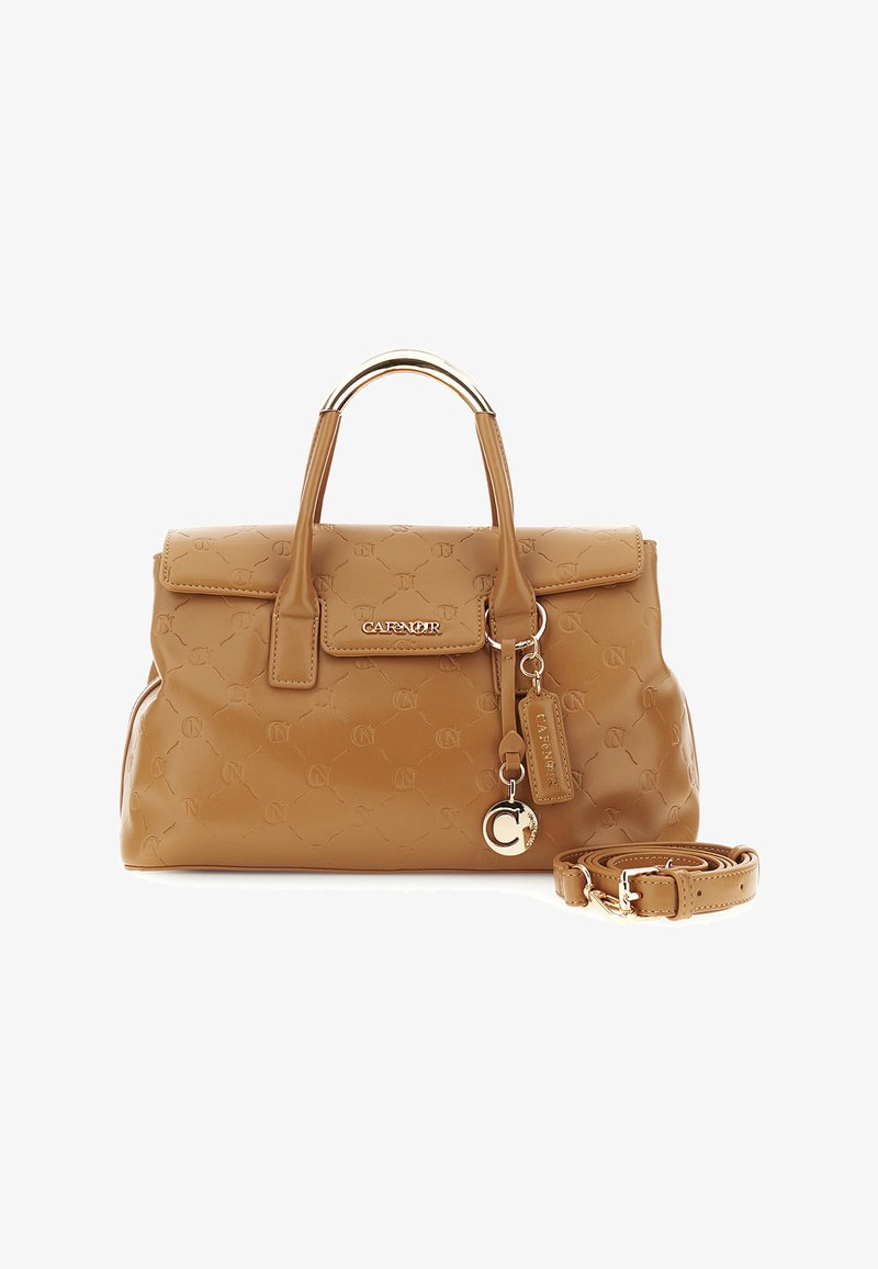 Kožená kabelka v barvě tan s zlatými držadly, embosovaným vzorem, předním klopovým zapínáním, přívěskem s logem a odnímatelným ramenním popruhem, který je vedle ní.