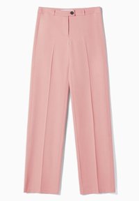 Světle růžové kalhoty s rovnými nohavicemi, které mají přední zapínání na knoflík, záhyby a hladkou texturu látky.