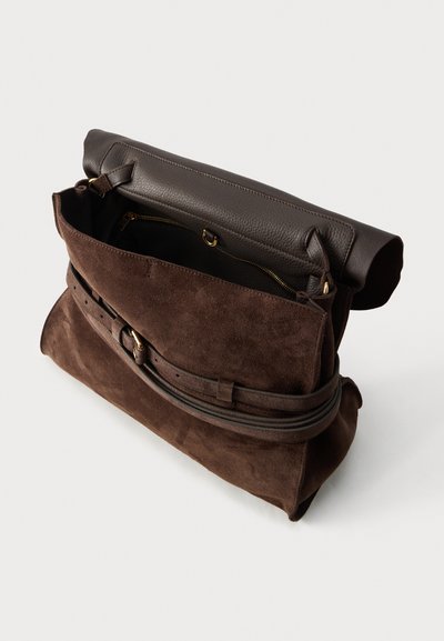 Σκούρο καφέ τσάντα ώμου από σουέτ και δέρμα με χρυσά μεταλλικά στοιχεία, πάνω καπάκι, εσωτερική τσέπη με φερμουάρ και ρυθμιζόμενο ιμάντα.