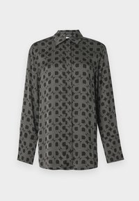 Čierna saténová košeľa s dlhým rukávom a geometrickým bielym vzorom. Má klasický golier a zapínanie na gombíky vpredu, rovný strih.