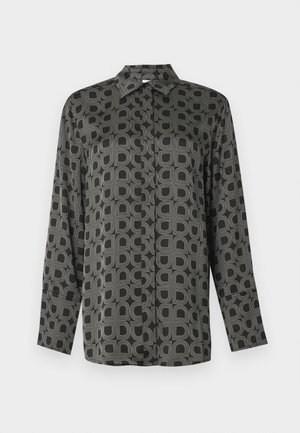 Čierna saténová košeľa s dlhým rukávom a geometrickým bielym vzorom. Má klasický golier a zapínanie na gombíky vpredu, rovný strih.