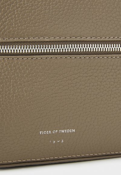Tiger of Sweden KIVA UNISEX - Håndveske - grey brown