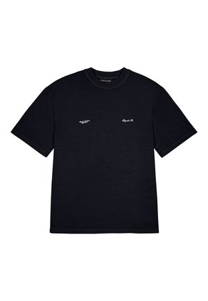 Sort kortærmet t-shirt lavet af blødt stof, med hvide broderede logoer på brystet. Klassisk crew neck design med en afslappet pasform.