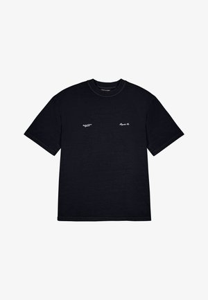 Čierne tričko s krátkym rukávom vyrobené z mäkkej tkaniny, s bielymi vyšívanými logami na hrudi. Klasický strih s okrúhlym výstrihom a voľným strihom.