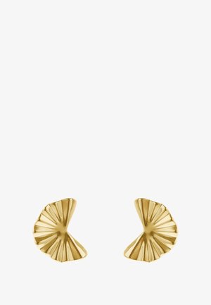 Gouden oorbellen in een waaierachtige vorm, met gestructureerde ribbels en een gladde oppervlakte, wat een driedimensionale uitstraling creëert.