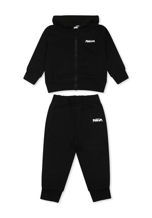 Ensemble en coton noir comprenant une veste à capuche zippée avec poches avant et un pantalon assorti à taille élastique. Logo affiché sur les deux pièces.