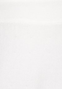 Witte textuurstof met een ribbelpatroon aan de bovenkant; glad en zacht in het hele oppervlak. Effen kleur met lichte variatie in textuur.