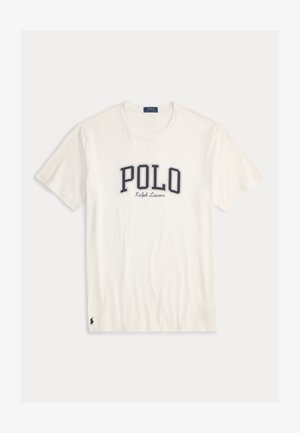 Balta kokvilnas T-kreklu ar lielu tumši zilu "POLO" grafiku un izceltiem akcentiem, ar mazāku "Ralph Lauren" tekstu zem tā.