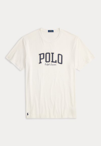 Fehér pamut póló, amelyen egy nagy, sötétkék "POLO" grafika található kontúrozott részletekkel, alatta pedig egy kisebb "Ralph Lauren" felirattal.