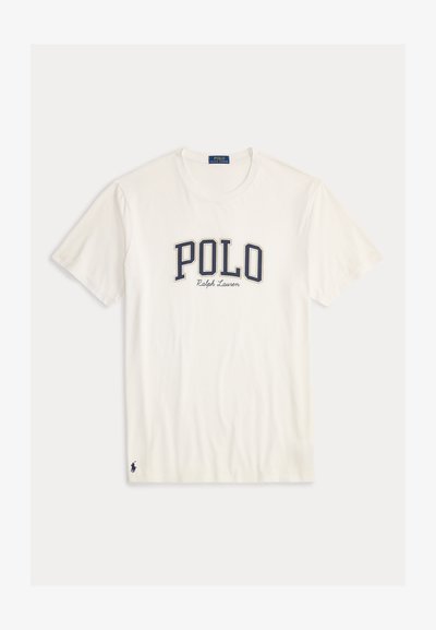 Hvit bomull T-skjorte med et stort marineblått "POLO" grafikk med konturdetaljer og en mindre "Ralph Lauren" tekst under.