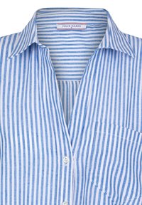 Camicia button-up a righe verticali blu e bianche, con colletto a punta, taschino sul petto e un tessuto leggero e testurizzato.