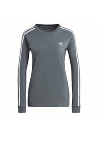 Graues Langarm-T-Shirt mit Rundhalsausschnitt, ausgestattet mit weißen dreifachen Streifen auf jedem Ärmel und einem kleinen weißen Logo auf der Brust.