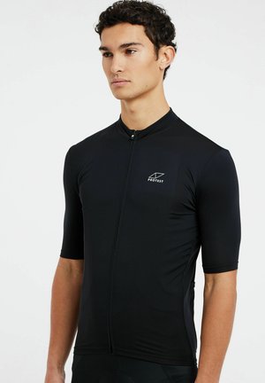 Zwarte racefietsjersey met korte mouwen, voorzien van een ritssluiting aan de voorkant, gemaakt van glad, rekbaar materiaal en met een klein logo op de borst.