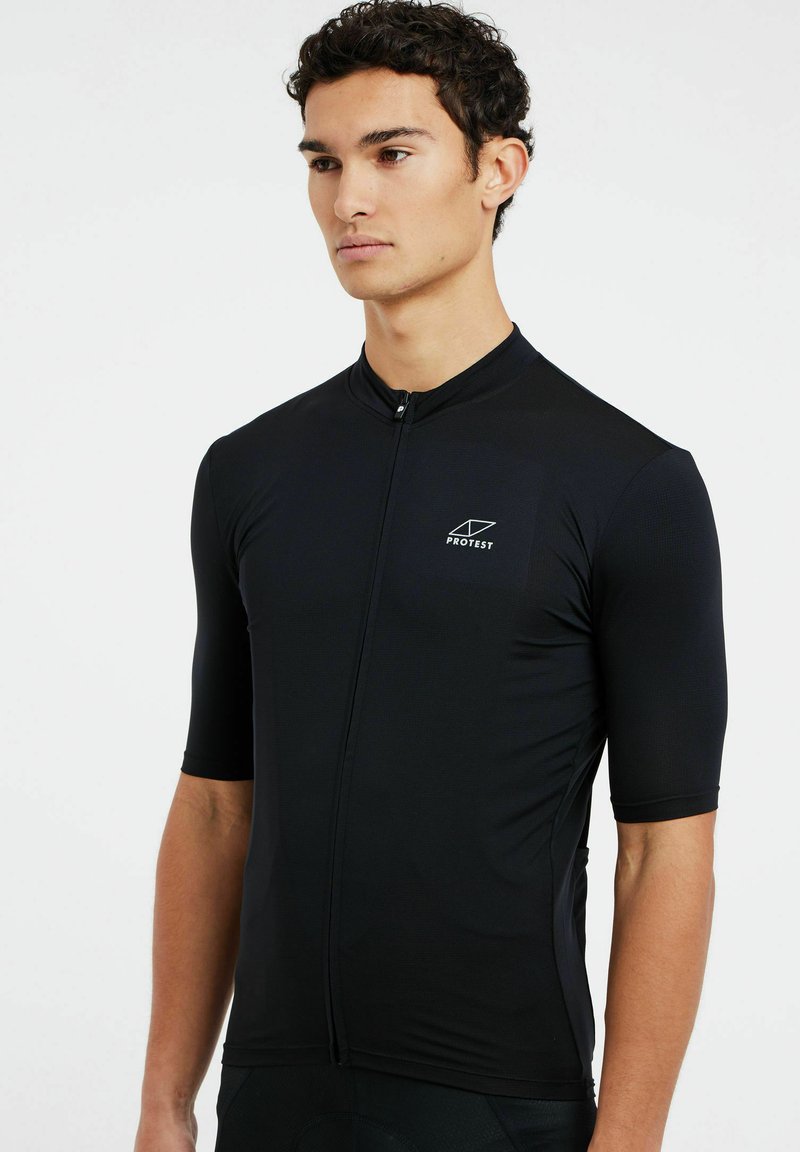 Maillot de cyclisme noir à manches courtes, avec une fermeture éclair à l'avant, fabriqué en tissu lisse et extensible, et un petit logo sur la poitrine.