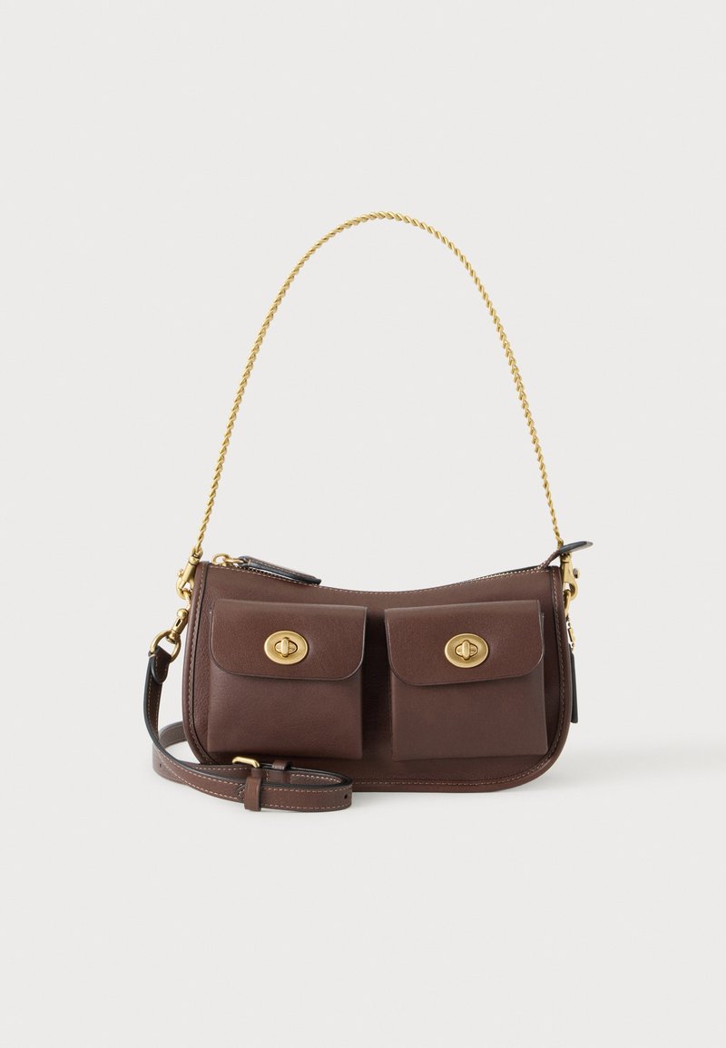 Sac à bandoulière en cuir marron avec deux poches avant et fermetures verrouillées dorées, doté d'une poignée chaîne dorée et d'une bandoulière réglable.