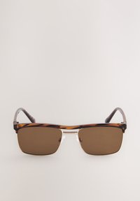 Occhiali da sole con lenti rettangolari color marrone, montatura tartarugata e dettagli trasparenti sulle aste; minuteria in tono argento.