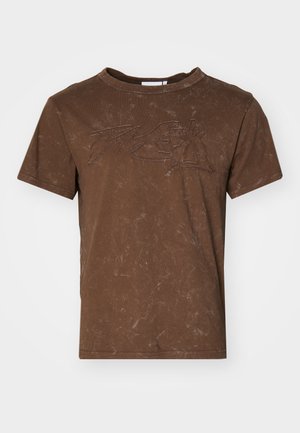 Hnědý bavlněný tričko s texturovaným povrchem, s krátkými rukávy a kulatým výstřihem. Na přední straně je vyšitý design.