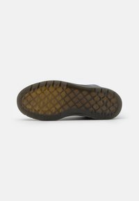 Dr. Martens Botines bajos - black