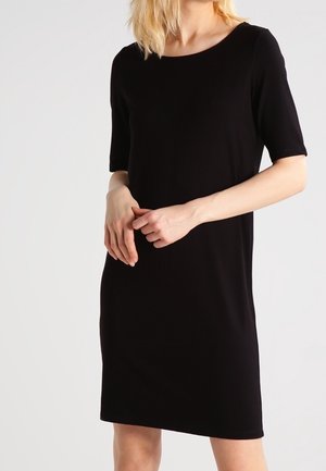 Černé šaty s krátkým rukávem a kulatým výstřihem, vyrobené z hladké tkaniny. Jednoduchý design, ke kolenům a s přiléhavým siluetou.