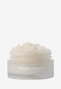 Genomskinlig glasburk som innehåller en beige läppskrubb med en texturerad, kornig yta, märkt "NCLA Beauty Sugar, Sugar" och 15 mL.