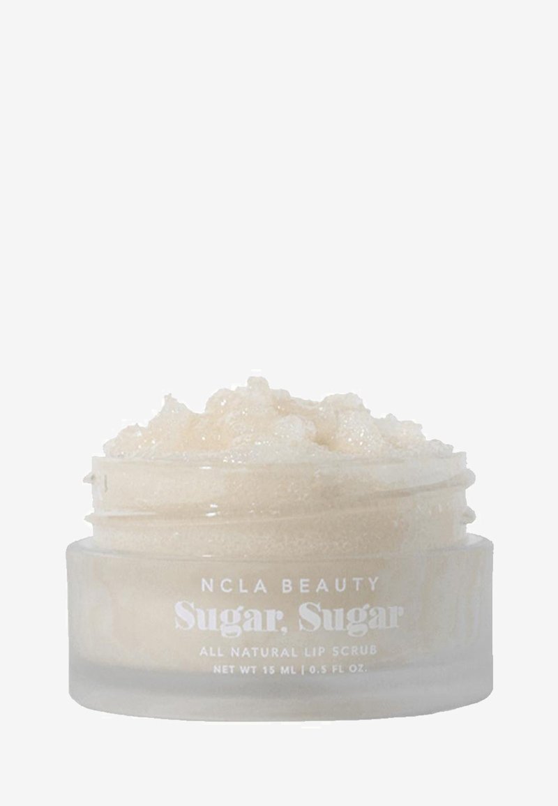Genomskinlig glasburk som innehåller en beige läppskrubb med en texturerad, kornig yta, märkt "NCLA Beauty Sugar, Sugar" och 15 mL.