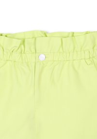 Limegroene shorts met een geplooide tailleband, een witte knoopsluiting en subtiele stikdetails. Glad, lichtgewicht stof.
