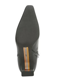 Semelle de chaussure en cuir noir avec une forme pointue, présentant une texture lisse et trois rayures verticales en orange, argent et or.