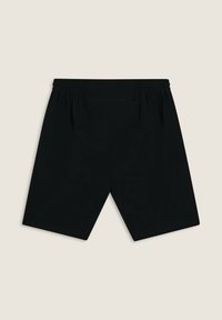 Pantaloni corti neri con vita elasticizzata e una tasca posteriore singola. Il tessuto appare liscio e leggero, progettato per il comfort.