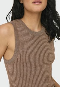 Brązowy, prążkowany top bez rękawów z okrągłym dekoltem, wykonany z teksturowanego materiału dzianinowego z subtelnymi akcentami połysku.