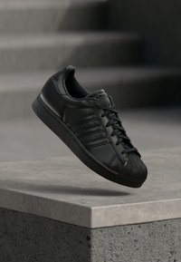 Επιλέχθηκε, core black/carbon