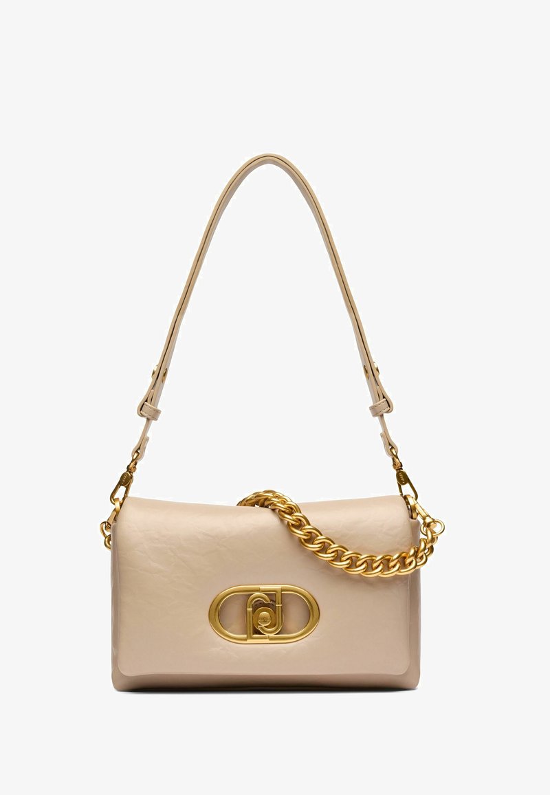Sac à main en cuir beige avec une bandoulière en chaîne dorée et une plaque de logo ovale à l'avant. Texture lisse avec une forme structurée.